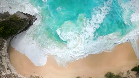 Top-down view of turquoise ocean waves crashing onto tropical remote beach Bali Stockbeeldmateriaal 325570355