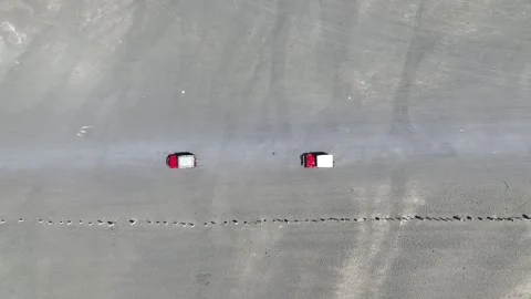 Top down view of two red jeep cars on the Mount Bromo desert in East Java 库存影片 329375127