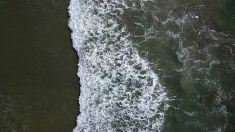 Top Down View of Waves Along Beach With Drone 스톡 동영상 220619007