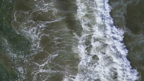 Top Down View of Waves Along Beach With Drone 스톡 동영상 220619126
