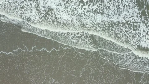 Top down view of waves crashing into the beach Video stock 146342138