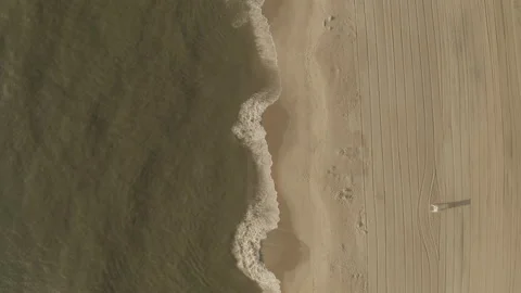 Top Down view of waves crashing at the beach 库存影片 208899446