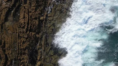 Top Down View of Waves Crashing Against Rocky Coast With Drone 스톡 동영상 220619079