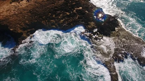 Top down view of waves hitting the shore Video stock 89640082