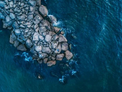 Top-down view of wavy ocean and rock Stock-Fotos