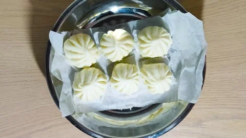 Top-down view of white Chinese steamed pork dim sum bao dumpling served on .. Vídeo Stock 318133129