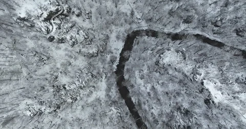 Top down view of winding stream in snowy winter forest in Wałbrzych Видео 346649523