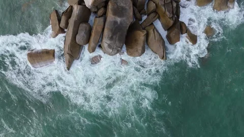 Top Down Waves Crashing on Boulders Koh Samui Vídeos de archivo 337234208