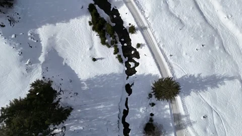 Top down winter river, forest, Saalbach-Hinterglemm, Lengau, 4K 60fps Vídeos de archivo 329502856