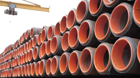 The top drive system of a drilling rig. The oil pipes are in a row Video stock 178487480