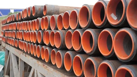 The top drive system of a drilling rig. The oil pipes are in a row Video stock 178487481