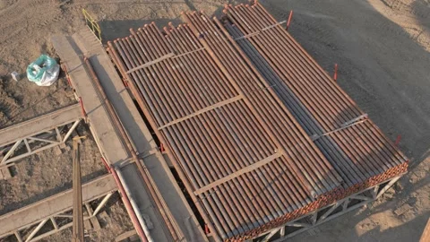 The top drive system of a drilling rig. The oil pipes are in a row Video stock 178487485