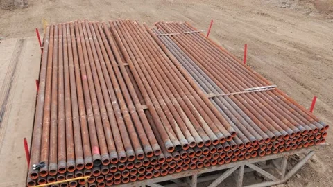 The top drive system of a drilling rig. The oil pipes are in a row Video stock 178487497