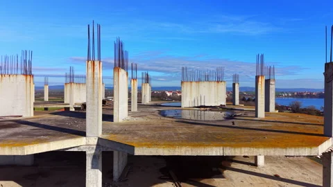 Top floor of concrete construction site with vertical rebar 스톡 동영상 334311861