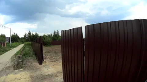 Top high angle view of slowly opening and closing automatic iron gates Video stock 64918712