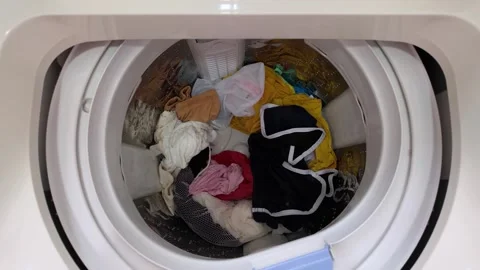 A top-loading washing machine with the lid open 库存影片 335003621