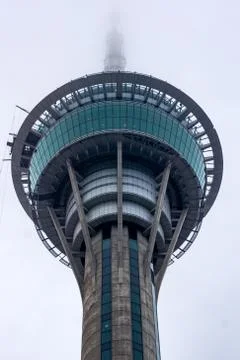Top of Macau Tower vanishing in clouds Foto stock