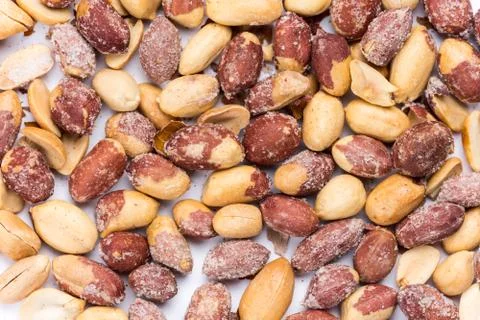 Top macro view of roasted pile of peanuts Foto stock