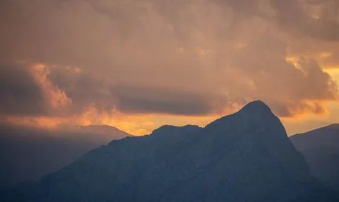 Top of the mountain in the clouds at sunset Foto stock