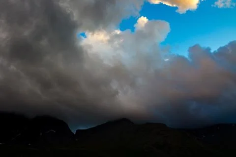 Top mountain Khibiny in the form of a background of the cloudy sky. Foto stock
