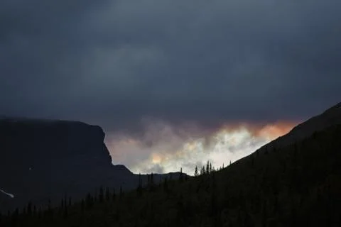 Top mountain Khibiny in the form of a background of the cloudy sky. Foto stock