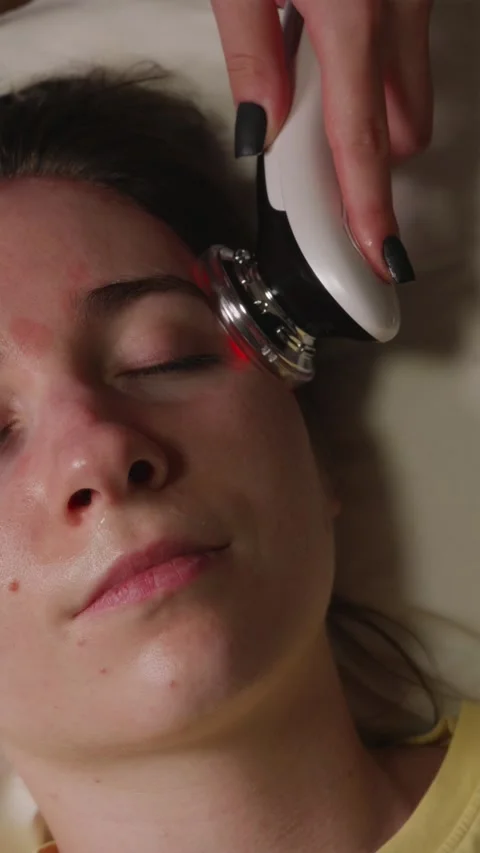 Top movement shot of facial micro impulse cleaning with red LED light device Video stock 344877071