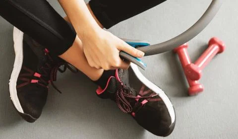 Top or flat view of a young girl with running shoe and dumbbells Foto stock