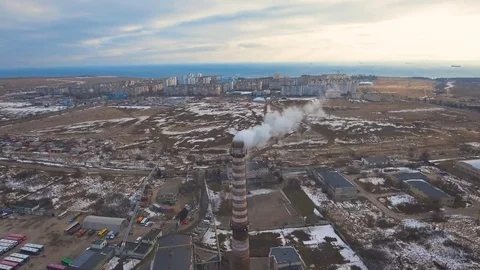 Top of the pipe with steam during the winter heating season (aerial shot). 4K Vídeo Stock 72131640