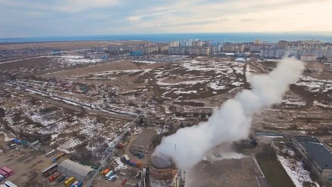Top of the pipe with steam during the winter heating season (aerial shot). 4K Vídeo Stock 72132411