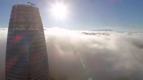 The top of Salesforce Tower with the sun in the background. Stockbeeldmateriaal 116754222
