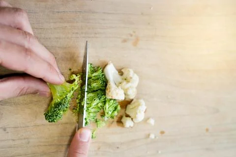 Top selective focus view of white hands chopping and cutting various vegetables Stockfoto's