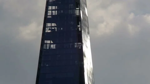 Top of Shard Building catching sunlight, London Vidéo 44790914