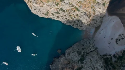 Top shot of incredible beach between steep cliffs with white yachts Видео 119437512