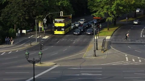 Top shot of a traffic circle in  berlin city with a lot of cars 库存影片 41675181