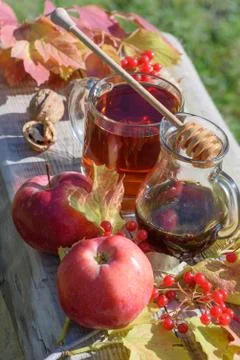 Top side view hot herbal tea in glass cup with buckwheat honey 6 Foto stock