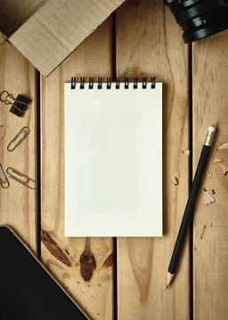 Top Table View, Open Blank Notebook On Wooden Desk With Open Cardboard Box Foto stock