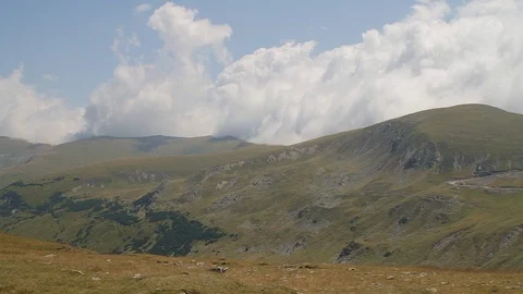 On top of the Transalpin road  库存影片 89811525