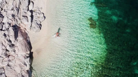 Top view 4K drone video of man dressed black swimming trunks swimming relaxing o Video stock 311832275