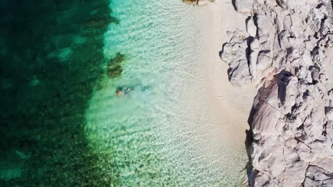 Top view 4K drone video of man dressed black swimming trunks swimming relaxing o Vidéo 319979507