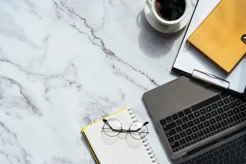 Top view above of marble pattern desk with keyboard computer, notebook and 스톡 사진