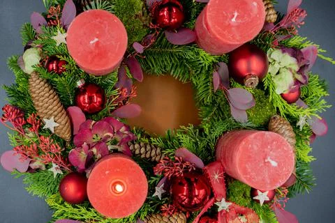 Top view of advent wreath with one red burning candle on gray background Foto stock