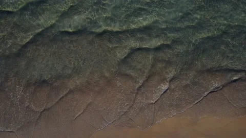 (Top view) Aerial view drone over beach sea. Beautiful sea waves. Beach sand and Vídeo Stock 172391906