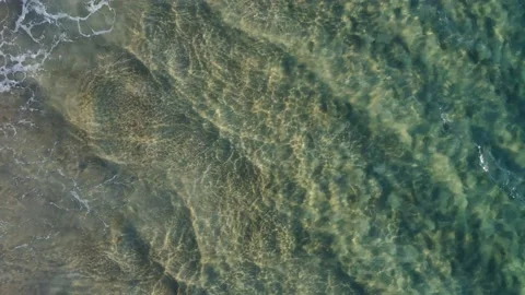 (Top view) Aerial view drone over beach sea. Beautiful sea waves. Beach sand and Vídeo Stock 172391929