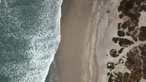 Top view and pan of a beach with surf, waves and dunes Vídeos de archivo 147696361