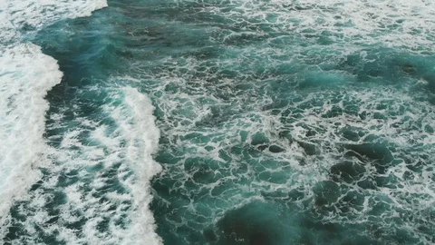 Top view of the Atlantic Ocean, small waves create sea foam near the beach Video stock 112032403