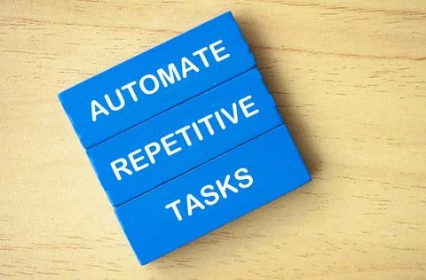 Top view of Automate repetitive tasks text on blue wooden blocks. Business... Foto stock