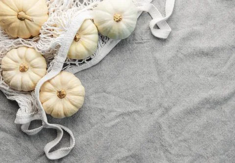 Top view autumn composition with pumpkins in mesh shopping bag Foto stock