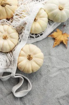 Top view autumn composition with pumpkins in mesh shopping bag Foto stock