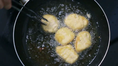 Top view, Batter fried chicken nuggets are being cooked in a pan. Vidéo 47188183
