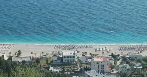 Top view of the beach with umbrellas of a small resort town in Albania. Perfect Vídeos de archivo 178307070
